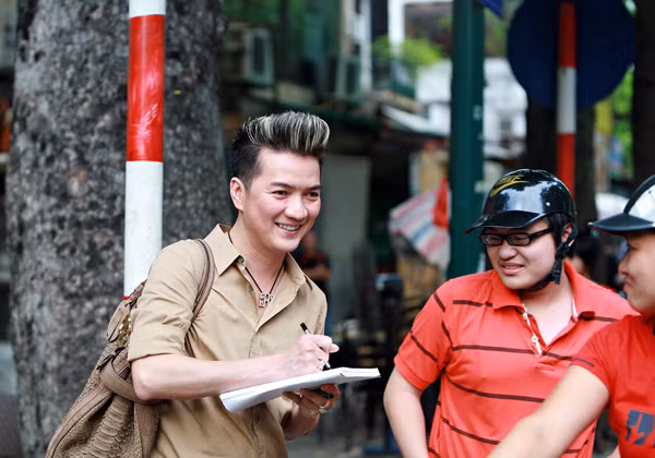 Nhiều người xin chụp ảnh cùng và xin chữ ký của nam ca sĩ, khiến anh luôn miệng cười rạng rỡ. Nhiều người xin chụp ảnh cùng và xin chữ ký của nam ca sĩ, khiến anh luôn miệng cười rạng rỡ.