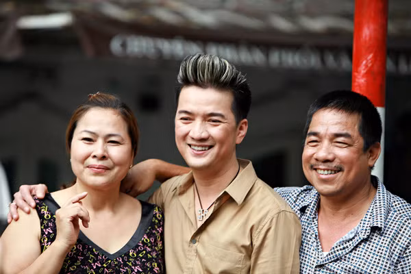 Đàm Vĩnh Hưng rất vui vì sau hơn 10 năm, khán giả Hà Nội vẫn rất yêu quý anh. Đàm Vĩnh Hưng rất vui vì sau hơn 10 năm, khán giả Hà Nội vẫn rất yêu quý anh.