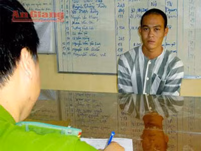 Cán bộ Công an đang làm việc với Phạm Tấn Hiếu. Cán bộ Công an đang làm việc với Phạm Tấn Hiếu.