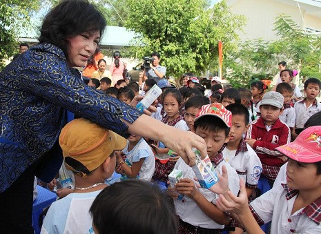 Bà Nguyễn Thị Kim Ngân - Ủy viên Bộ chính trị, Phó Chủ tịch quốc hội trao sữa tận tay cho các em học sinh huyện Ba Tri (Bến Tre). Bà Nguyễn Thị Kim Ngân - Ủy viên Bộ chính trị, Phó Chủ tịch quốc hội trao sữa tận tay cho các em học sinh huyện Ba Tri (Bến Tre).