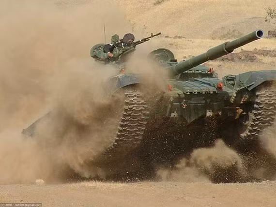 Xe tăng T-72 của Lục quân Ấn Độ trong một cuộc diễn tập, huấn luyện.