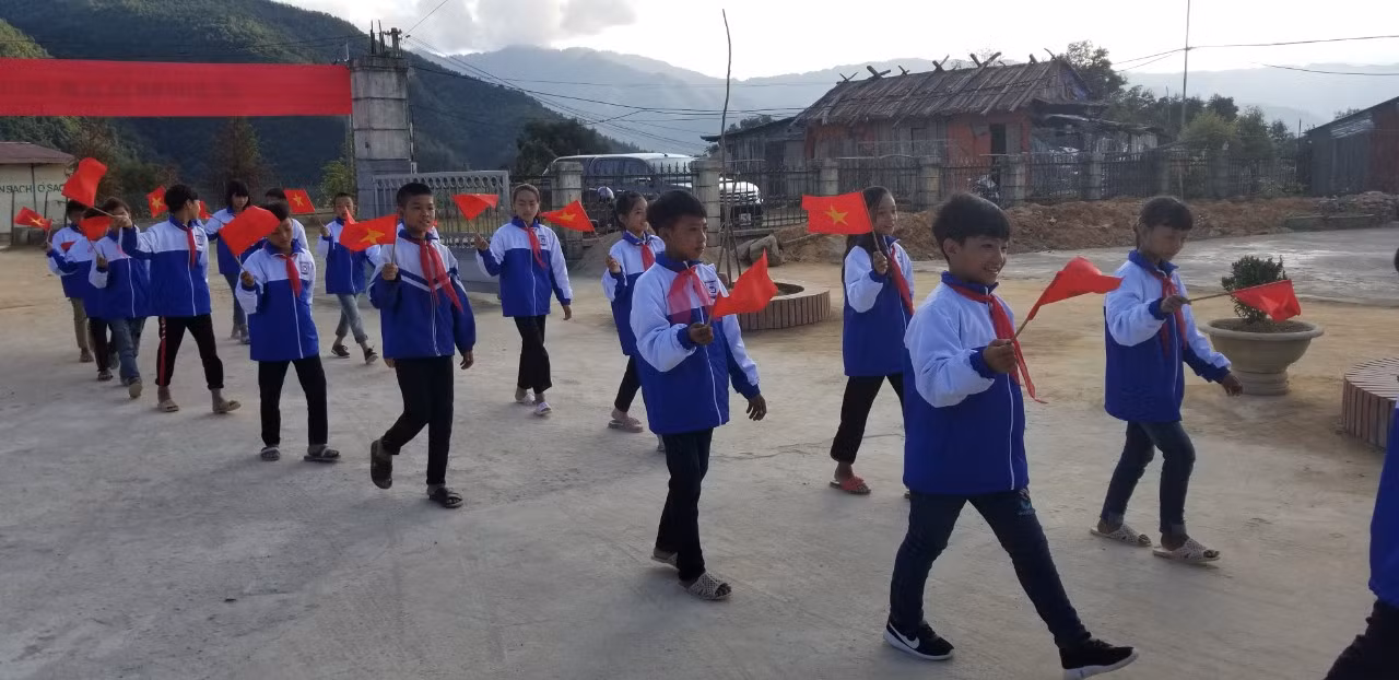 Học sinh khối 6 được các anh chị, thầy cô chào đón.
