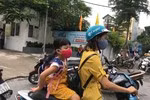 Phụ huynh đến đón học sinh Trường Tiểu học Hạ Đình đeo khẩu trang kín mít vì lo ngại ảnh hưởng đến sức khỏe do vụ cháy gây ra. Ảnh: Vũ Phương. Phụ huynh đến đón học sinh Trường Tiểu học Hạ Đình đeo khẩu trang kín mít vì lo ngại ảnh hưởng đến sức khỏe do vụ cháy gây ra. Ảnh: Vũ Phương.