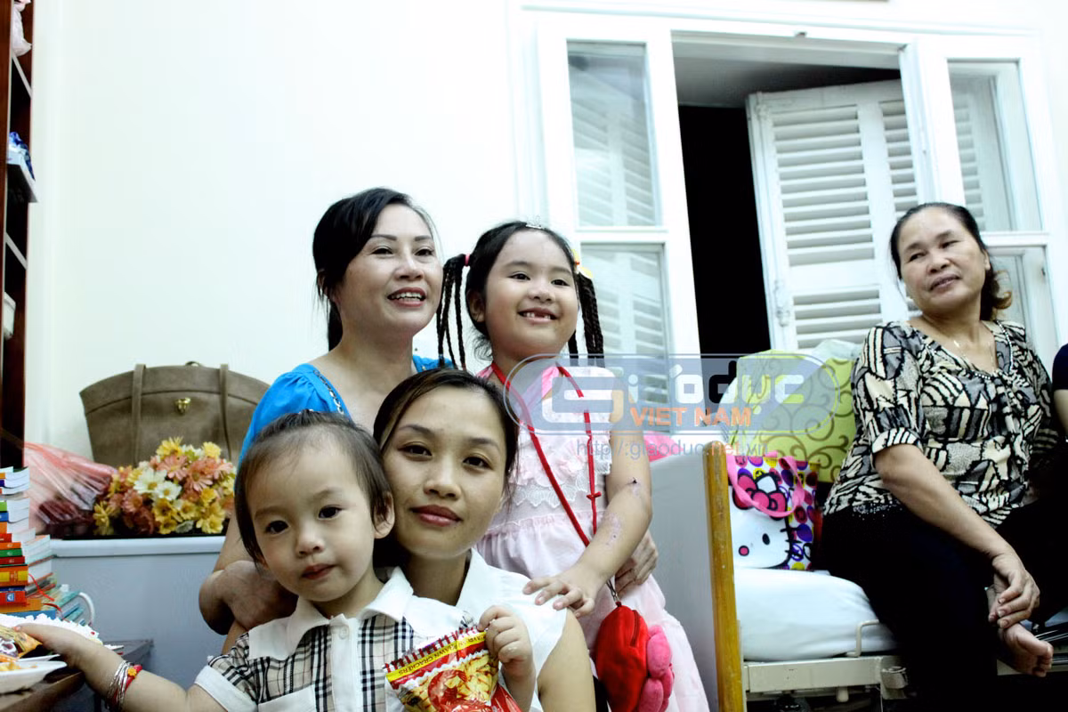 Bích chụp ảnh cùng người thân trong gia đình nhân dịp sinh nhật lần thứ 9 của cháu.
