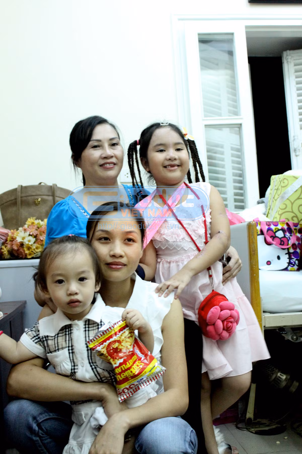 Bích chụp ảnh cùng người thân trong gia đình nhân dịp sinh nhật lần thứ 9 của cháu.