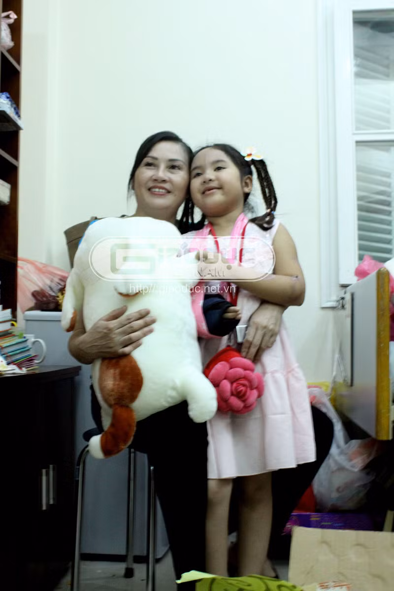 Bích chụp ảnh cùng người thân trong gia đình nhân dịp sinh nhật lần thứ 9 của cháu.