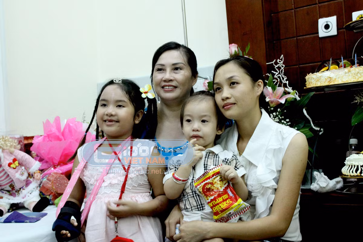 Bích chụp ảnh cùng người thân trong gia đình nhân dịp sinh nhật lần thứ 9 của cháu.