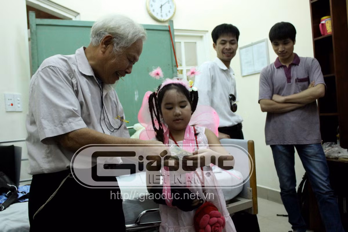 Ông Trịnh Văn Tín, ông nội của cháu Bích đã lặn lội từ Bắc Giang xuống Hà Nội để vui Trung thu với Bích và mừng sinh nhật cháu trong bệnh viện.