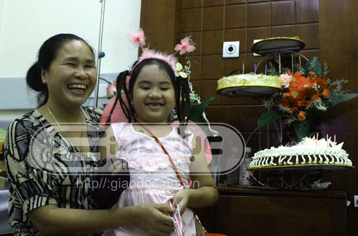 Nhìn nụ cười rạng rỡ và thơ ngây của bé, ai cũng sẽ tin bé sẽ vượt qua tất cả, dù thực tại đau xót, nghiệt ngã.