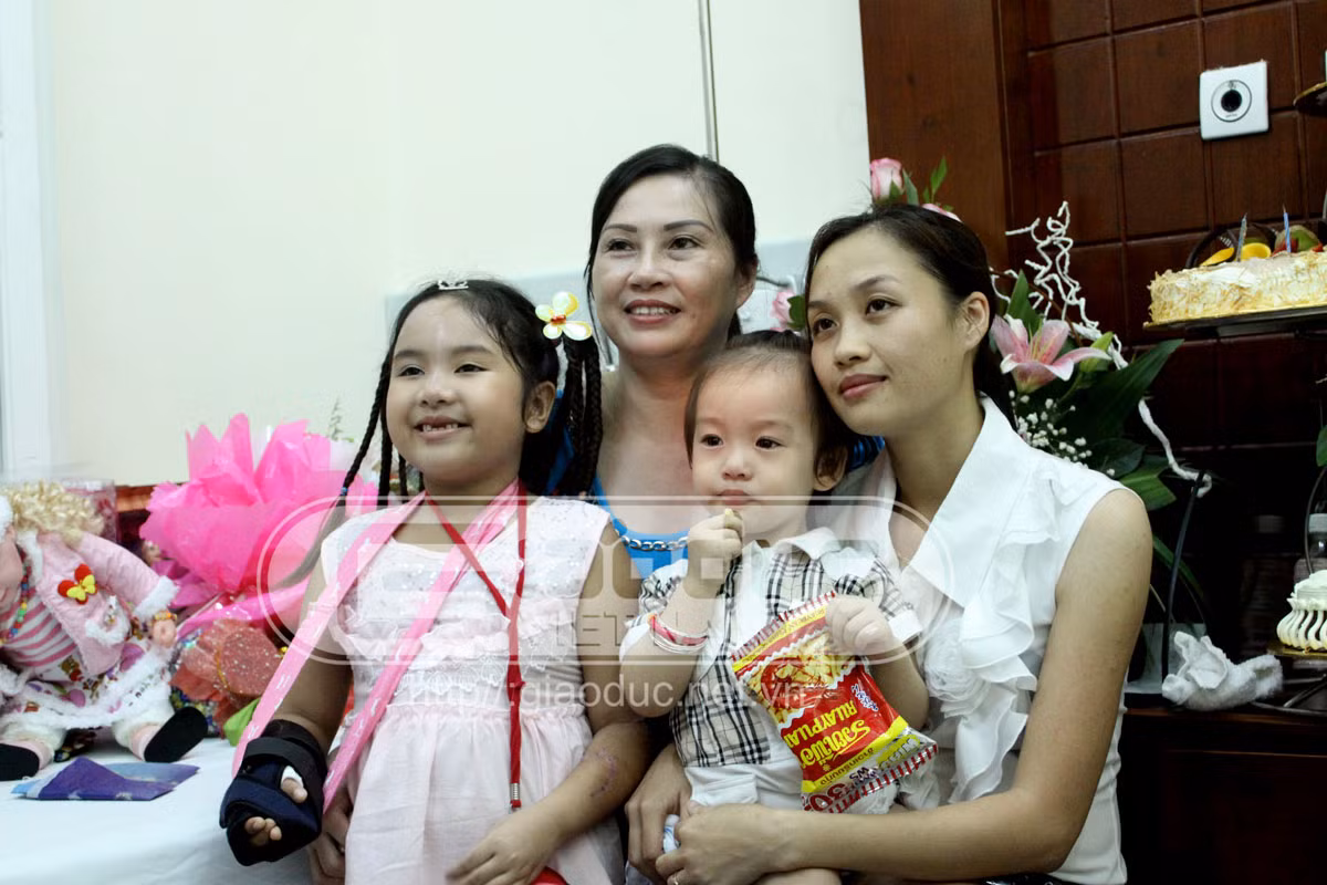 Bích chụp ảnh cùng người thân trong gia đình nhân dịp sinh nhật lần thứ 9 của cháu.