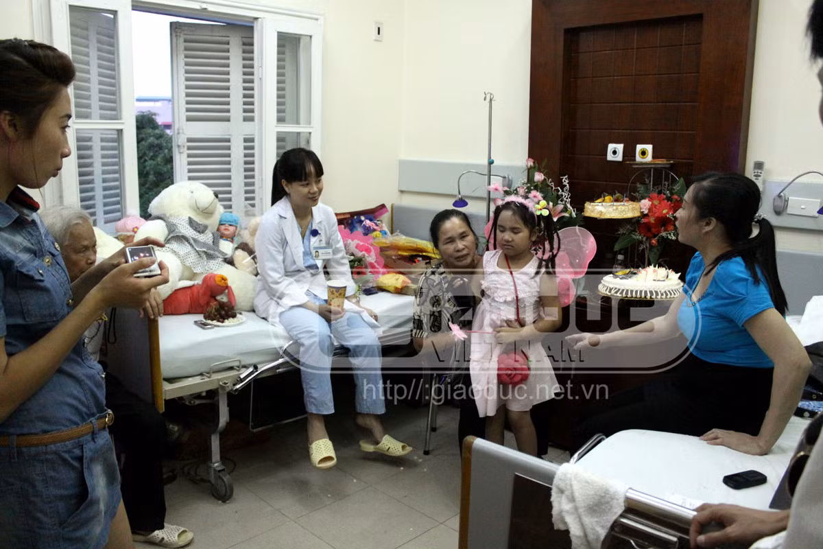 Trong buổi sinh nhật chiều tối ngày 13/9 của cháu Bích, các bác sĩ điều trị cho cháu cũng tới chung vui và chúc mừng sinh nhật cháu.