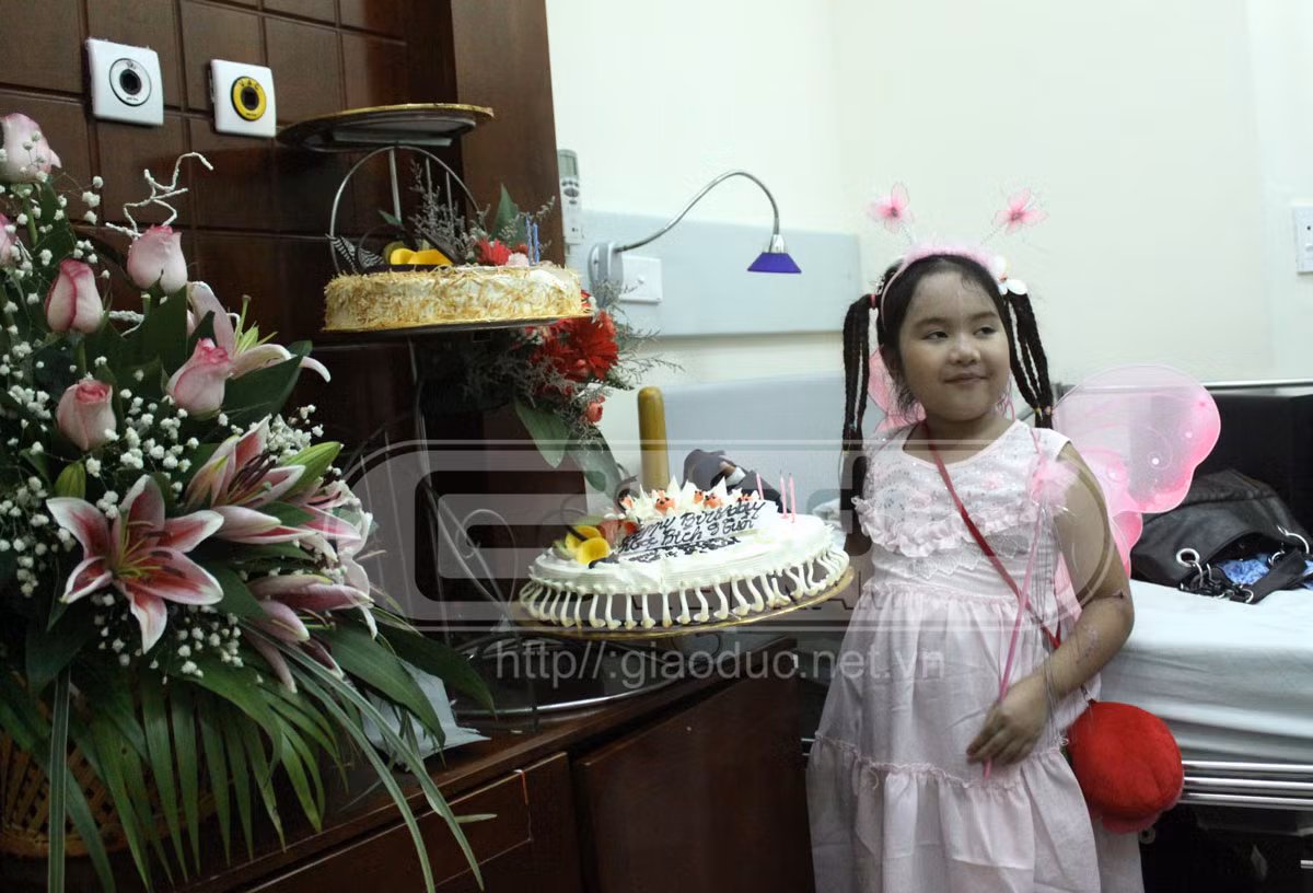 Ngày 13/9, cháu Trịnh Thị Ngọc Bích, một trong những nạn nhân vụ thảm sát tại tiệm vàng Ngọc Bích tròn 9 tuổi. Được sự đồng ý của gia đình cháu Bích, phóng viên Báo điện tử Giáo dục Việt Nam là phóng viên duy nhất đã dự buổi sinh nhật của cháu cùng ông nội, các bác, các cậu và anh chị họ của cháu chiều tối ngày hôm qua (13/9) trong bệnh viện Việt Đức. Cháu Bích trong ngày sinh nhật lần thứ 9 của mình.
