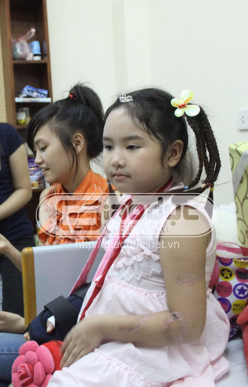 Những vết thương trên cơ thể cháu Bích đã lành lại, duy chỉ còn cánh tay phải của cháu vẫn đang phải tiếp tục điều trị. Nhưng vết thương thịt da có thể lành, còn nỗi đau tâm hồn, sự tổn thương về tình cảm mà cháu sắp phải đối mặt thì quả là nghiệt ngã và cay đắng.