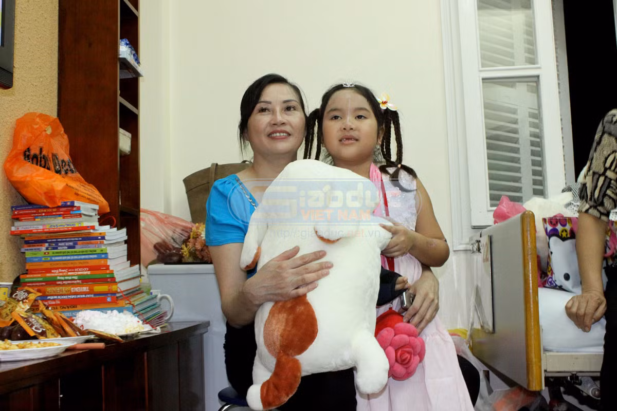 Bích chụp ảnh cùng người thân trong gia đình nhân dịp sinh nhật lần thứ 9 của cháu.