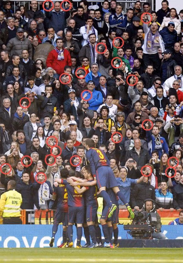 Bức hình này cho thấy phản ứng của fan Real trước hành động không đẹp của hậu vệ Barca. Sau trận đấu, Alba đã lên tiếng phủ nhận mình đã sử dụng 'ngón tay thối' và cho biết rằng chỉ muốn nói Messi mới là số 1. Bức hình này cho thấy phản ứng của fan Real trước hành động không đẹp của hậu vệ Barca. Sau trận đấu, Alba đã lên tiếng phủ nhận mình đã sử dụng 'ngón tay thối' và cho biết rằng chỉ muốn nói Messi mới là số 1.