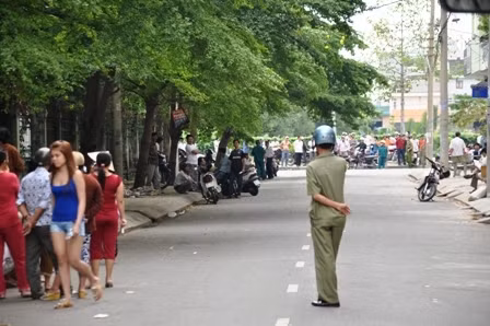 Ngay sau khi bắn anh Đ., Tình đã bỏ trốn khỏi hiện trường. Ngay sau khi bắn anh Đ., Tình đã bỏ trốn khỏi hiện trường.