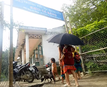 Phụ huynh đưa con tới trường tiểu học Trung Lý 2, khu Cá Ráng. Ảnh: Hữu Chí. Phụ huynh đưa con tới trường tiểu học Trung Lý 2, khu Cá Ráng. Ảnh: Hữu Chí.