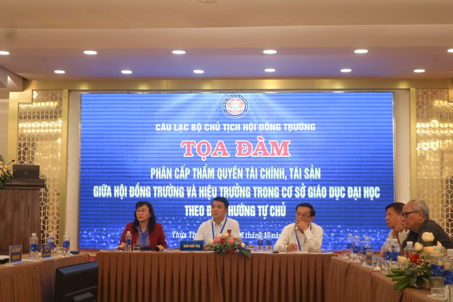 Tọa đàm "Phân cấp thẩm quyền tài chính, tài sản giữa Hội đồng trường và Hiệu trưởng trong cơ sở giáo dục đại học theo định hướng tự chủ”. Ảnh: Doãn Nhàn