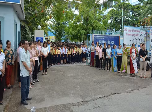 Phụ huynh và học sinh Trường Hoàng Văn Thụ kính cẩn tiễn biệt thầy Khoa Hiệu trưởng (ảnh: PLVN) Phụ huynh và học sinh Trường Hoàng Văn Thụ kính cẩn tiễn biệt thầy Khoa Hiệu trưởng (ảnh: PLVN)