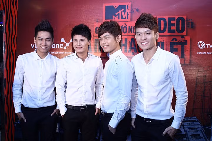 Giải thưởng Video Âm nhạc Việt trên kênh MTV Việt hóa sẽ có sự góp mặt của rất nhiều ca sĩ với tổng số 24 MV. Chương trình được chia thành hai bảng do hai nhóm producer của chương trình lựa chọn. Phụ trách của hai nhóm sẽ là nhạc sĩ Quốc Trung và đạo diễn Nguyễn Quang Dũng. Trong ảnh là nhóm V.Music.