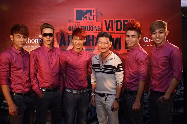 MTV Giải thưởng Video Âm nhạc Việt là một sân chơi giới thiệu đến khán giả những video clip ca nhạc (MV) của các ca sĩ đang được khán giả yêu thích và những ca sĩ mới tiềm năng có những dự án âm nhạc trong năm 2011, nhằm tìm ra những MV và ca sĩ được công chúng yêu thích nhất của năm phát trên kênh MTV tiếng Việt. Trong ảnh là Mr Đàm cùng đàn em - Nhóm 365 tranh tài