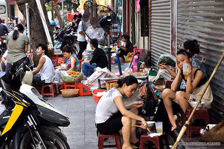 Chantrelle Nielson, một người Mỹ đã sống gần một năm ở Hà Nội trong khu phố cổ, nhận xét: “Đường phố quá lộn xộn và tên thì lại rất khó nhớ. Mỗi khi đi bộ trong phố, tôi cảm thấy như phải cố gắng bơi trong một dòng sông chảy xiết”. Ảnh: CNNGO Chantrelle Nielson, một người Mỹ đã sống gần một năm ở Hà Nội trong khu phố cổ, nhận xét: “Đường phố quá lộn xộn và tên thì lại rất khó nhớ. Mỗi khi đi bộ trong phố, tôi cảm thấy như phải cố gắng bơi trong một dòng sông chảy xiết”. Ảnh: CNNGO