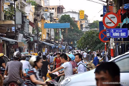 Giờ cao điểm ở phố cổ Hà Nội. Ảnh: CNNGO Giờ cao điểm ở phố cổ Hà Nội. Ảnh: CNNGO