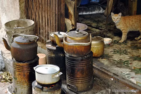 Về việc tại sao nhiều gia đình ở phố cổ sống quanh các sân nhỏ, trong những căn phòng nhỏ bé và nới đây lại đông đúc đến vậy? Martin Spice lý giải rằng, phố cổ Hà Nội có giá bất động sản cao ngất ngưởng, xấp xỉ với Tokyo hay New York. Ảnh: CNNGO Về việc tại sao nhiều gia đình ở phố cổ sống quanh các sân nhỏ, trong những căn phòng nhỏ bé và nới đây lại đông đúc đến vậy? Martin Spice lý giải rằng, phố cổ Hà Nội có giá bất động sản cao ngất ngưởng, xấp xỉ với Tokyo hay New York. Ảnh: CNNGO