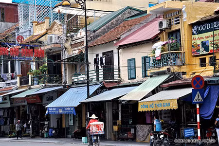 Ðặc điểm chung của phố cổ Hà Nội là nhiều tên phố bắt đầu bằng từ "Hàng", tiếp đó là một từ chỉ một nghề nghiệp nào đó, như: Hàng Bạc, Hàng Mã, Hàng Thiếc, Hàng Chiếu… Phố nào cũng ồn ào, náo nhiệt cảnh mua bán, lao động như một làng nghề thu nhỏ. Ảnh: CNNGO Ðặc điểm chung của phố cổ Hà Nội là nhiều tên phố bắt đầu bằng từ "Hàng", tiếp đó là một từ chỉ một nghề nghiệp nào đó, như: Hàng Bạc, Hàng Mã, Hàng Thiếc, Hàng Chiếu… Phố nào cũng ồn ào, náo nhiệt cảnh mua bán, lao động như một làng nghề thu nhỏ. Ảnh: CNNGO