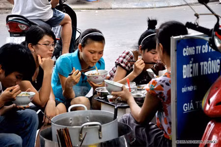 Phố cổ dễ lạc thế, nhưng với những người đã có thời gian ở lại với Hà Nội, hay du lịch khám phá những nét hay, nét đẹp của nơi này, họ lại có cảm giác yêu mến và hiếu kỳ. Ảnh: CNNGO Phố cổ dễ lạc thế, nhưng với những người đã có thời gian ở lại với Hà Nội, hay du lịch khám phá những nét hay, nét đẹp của nơi này, họ lại có cảm giác yêu mến và hiếu kỳ. Ảnh: CNNGO