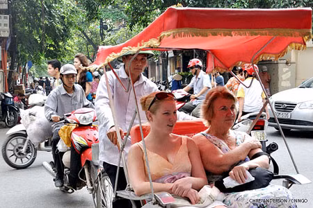 Qua nhiều thế hệ, tài sản được truyền lại, mỗi lần như vậy chúng lại bị chia nhỏ ra cho nhiều người hơn. Phần thừa kế mỗi người nhận được ngày càng ít hơn nhưng không ai muốn từ bỏ phần thừa kế của mình để đi nơi khác. Bởi vậy, dân số ngày càng tăng lên và không gian ngày một chật hẹp hơn. Ảnh: CNNGO Qua nhiều thế hệ, tài sản được truyền lại, mỗi lần như vậy chúng lại bị chia nhỏ ra cho nhiều người hơn. Phần thừa kế mỗi người nhận được ngày càng ít hơn nhưng không ai muốn từ bỏ phần thừa kế của mình để đi nơi khác. Bởi vậy, dân số ngày càng tăng lên và không gian ngày một chật hẹp hơn. Ảnh: CNNGO