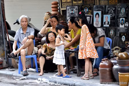 Trong khi đó, Chris Anderson, một cựu phóng viên của CNNGO, lại cảm nhận: Ồn ào, đông đúc và dễ lạc là điểm nổi bật dễ nhận thấy nhất của phố cổ Hà Nội. Vì thế, để khám phá, nên đi lang thang không mục đích. Không điểm đến, không lộ trình được vạch sẵn. Chỉ đơn giản rẽ trái, rẽ phải hay đi thẳng. Ảnh: CNNGO Trong khi đó, Chris Anderson, một cựu phóng viên của CNNGO, lại cảm nhận: Ồn ào, đông đúc và dễ lạc là điểm nổi bật dễ nhận thấy nhất của phố cổ Hà Nội. Vì thế, để khám phá, nên đi lang thang không mục đích. Không điểm đến, không lộ trình được vạch sẵn. Chỉ đơn giản rẽ trái, rẽ phải hay đi thẳng. Ảnh: CNNGO