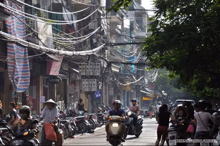 Dây điện chằng chịt ở phố cổ Hà Nội. Ảnh: CNNGO Dây điện chằng chịt ở phố cổ Hà Nội. Ảnh: CNNGO