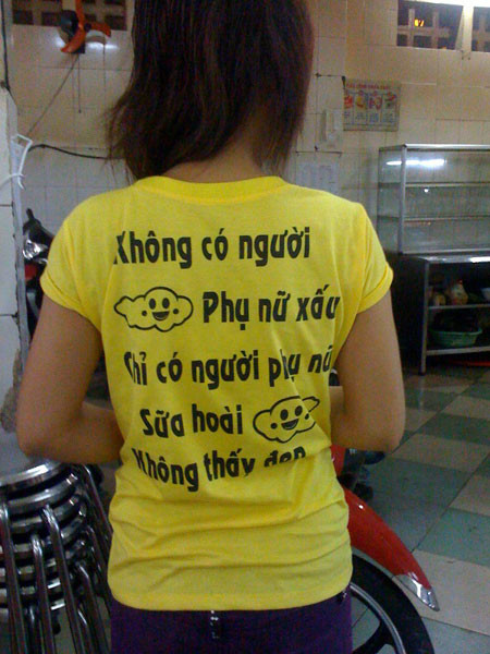 Bạn trẻ này không biết mình đang mặc áo có slogan mắc lỗi chính tả. Thay vì ghi "sửa" mới đúng thì trên áo lại là chữ "sữa" - Ảnh: Trí Quang
