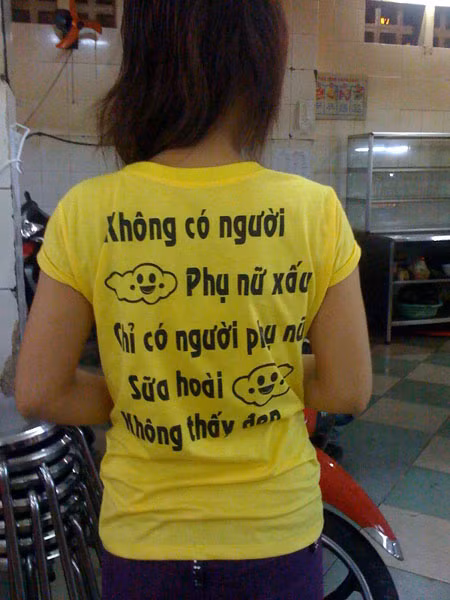 Bạn trẻ này không biết mình đang mặc áo có slogan mắc lỗi chính tả. Thay vì ghi "sửa" mới đúng thì trên áo lại là chữ "sữa" - Ảnh: Trí Quang