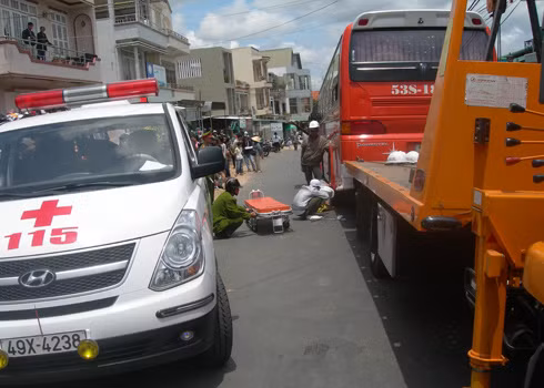 Việc cứu hộ nạn nhân gặp khó khăn vì gầm xe thấp, phải dùng đến nhiều con đội để kích xe lên. Lực lượng cứu hộ phải tháo cần láp ôtô mới đưa nạn nhân ra được. Anh ta còn sống và được chuyển tới bệnh viện cấp cứu. Ảnh: Quốc Dũng