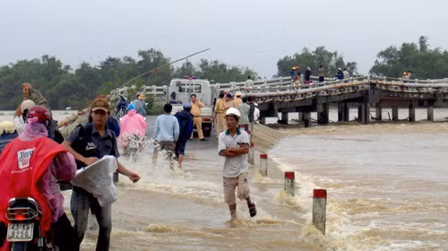 Cầu Gò Nổi bị lún sụp ngày 16-11. Ảnh: Doãn Hoàng, Tuổi trẻ