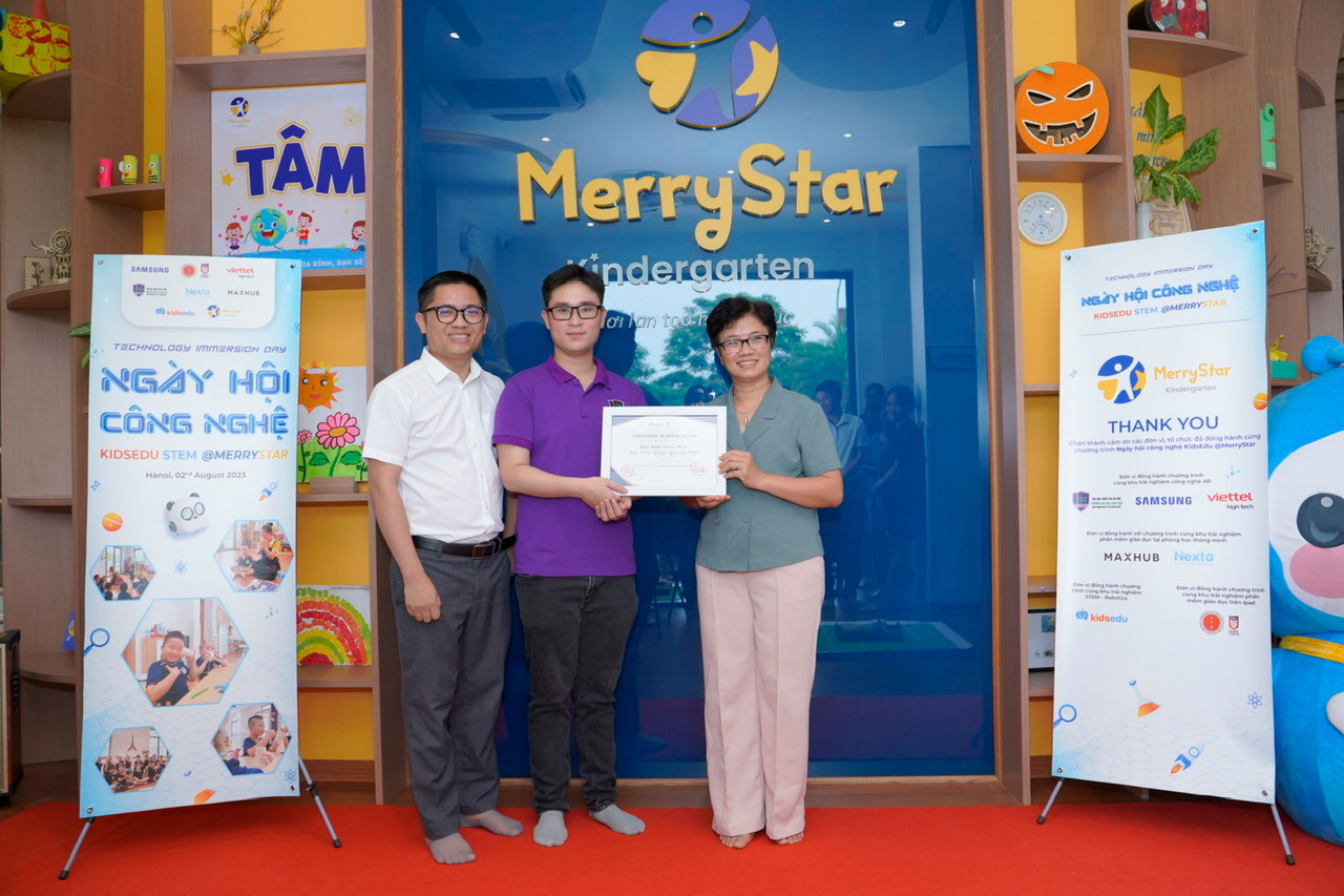 Bà Đậu Thúy Hà, đại diện Hiệp hội Mầm non ngoài công lập Việt Nam (Ngoài cùng bên phải) trao chứng nhận cho sinh viên Khoa Công nghệ Giáo dục, Trường ĐH Giáo dục.