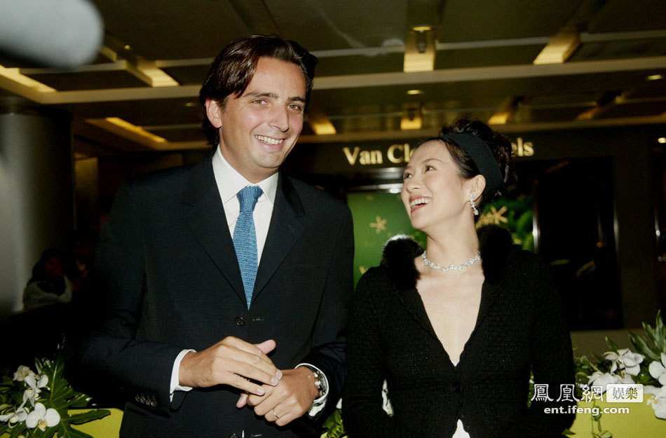 Ngày 21/20/2005 tại Bắc Kinh, Chương Tử Di và doanh nhân trang sức người Pháp Van Cleef & Arpels trong đêm khai trương cửa hàng đầu tiên tại đây.