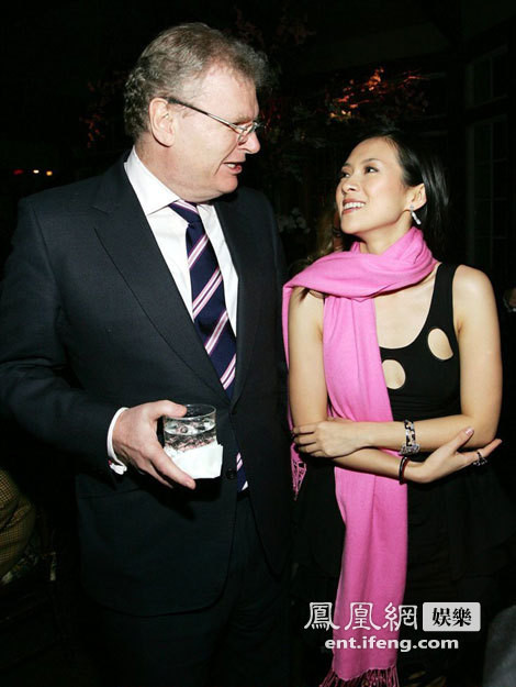 Ngày 6/10/2005, Chương Tử Di bên cạnh Giám đốc điều hành hãng Sony là ông Howard Stringer trong đêm ra mắt phim “Hồi ức một Geisha”.