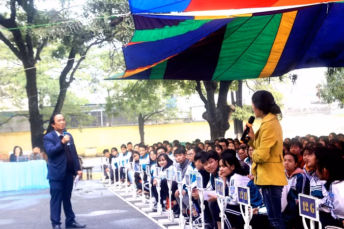 Giáo sư Nguyễn Lân Dũng trò chuyện cùng các em học sinh Trường trung học phổ thông Đường An (Ảnh: Vũ Ninh). Giáo sư Nguyễn Lân Dũng trò chuyện cùng các em học sinh Trường trung học phổ thông Đường An (Ảnh: Vũ Ninh).