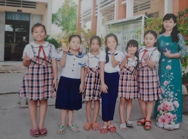 Cô Thảo nghĩ ngày xưa còn khó khăn mình còn dạy được thì giờ quen trường, quen lớp, thấy học sinh yếu không nỡ rời trường Việt Lâm để đi (ảnh: NVCC)