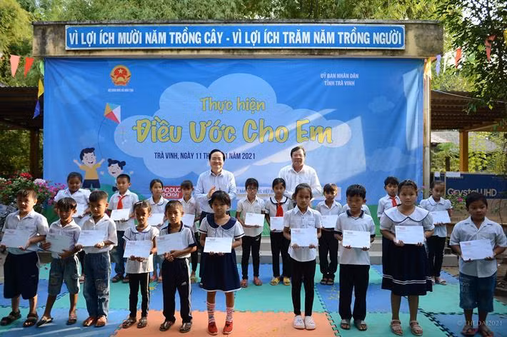 20 suất học bổng từ chương trình "Điều ước cho em" được trao tặng cho học sinh khó khăn của tỉnh Trà Vinh (ảnh: Bộ Giáo dục và Đào tạo) 20 suất học bổng từ chương trình "Điều ước cho em" được trao tặng cho học sinh khó khăn của tỉnh Trà Vinh (ảnh: Bộ Giáo dục và Đào tạo)