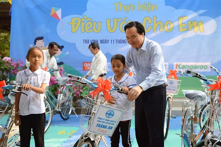Bộ trưởng Phùng Xuân Nhạ trao tặng 30 chiếc xe đạp cho học sinh có hoàn cảnh khó khăn của Trường Tiểu học Đa Lộc A, huyện Châu Thành, tỉnh Trà Vinh (ảnh: Bộ Giáo dục và Đào tạo) Bộ trưởng Phùng Xuân Nhạ trao tặng 30 chiếc xe đạp cho học sinh có hoàn cảnh khó khăn của Trường Tiểu học Đa Lộc A, huyện Châu Thành, tỉnh Trà Vinh (ảnh: Bộ Giáo dục và Đào tạo)