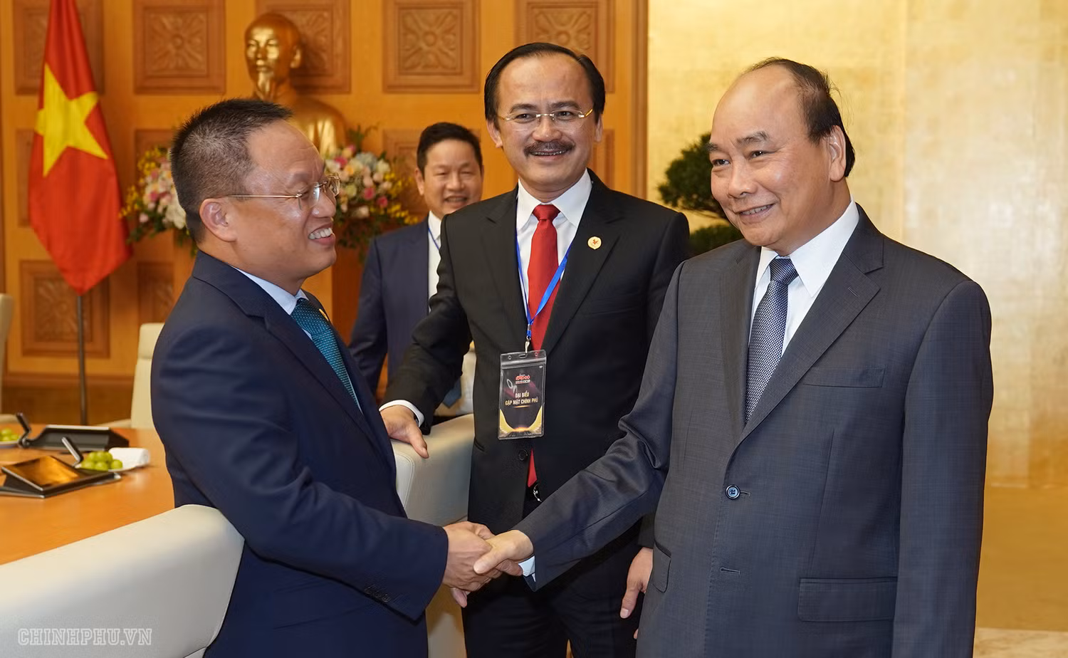 Thủ tướng trao đổi với các đại biểu. Ảnh: VGP