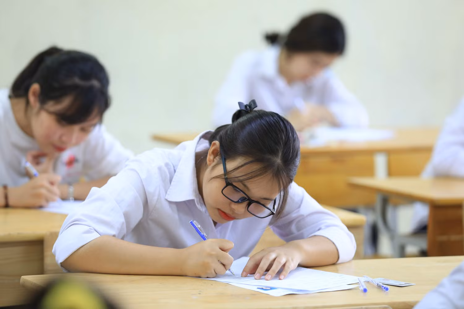 Nếu tình hình diễn biến dịch Covid-19 phức tạp thì Bộ Giáo dục và Đào tạo có thể đề xuất Chính phủ xét đặc cách tốt nghiệp năm nay. (Ảnh minh hoạ: Daidoanket.vn) Nếu tình hình diễn biến dịch Covid-19 phức tạp thì Bộ Giáo dục và Đào tạo có thể đề xuất Chính phủ xét đặc cách tốt nghiệp năm nay. (Ảnh minh hoạ: Daidoanket.vn)