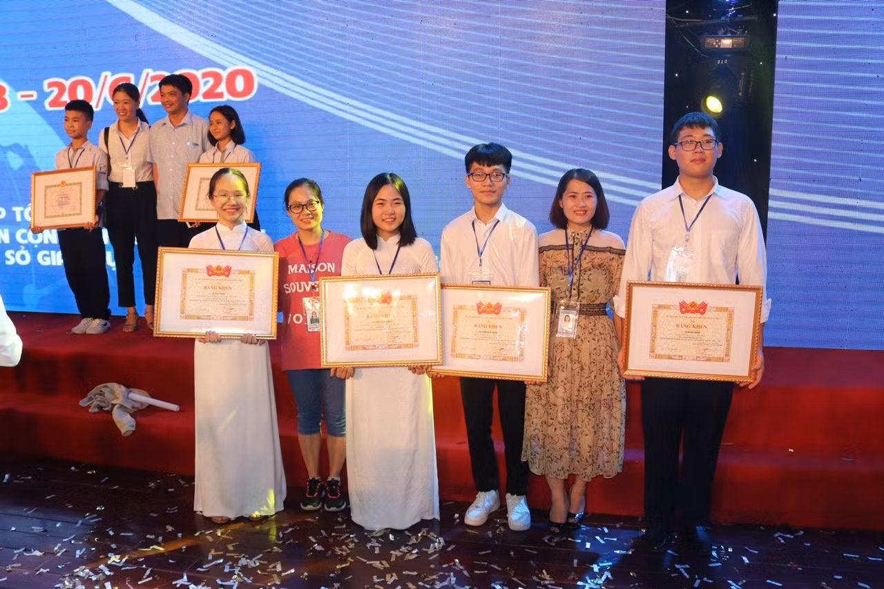 Nguyễn Ngọc Minh và Lê Thu Thảo chụp ảnh lưu niệm tại cuộc thi Khoa học Kỹ thuật cấp quốc gia dành cho lứa tuổi học sinh Trung học cơ sở năm học 2019 – 2020. (Ảnh: Nhân vật cung cấp)