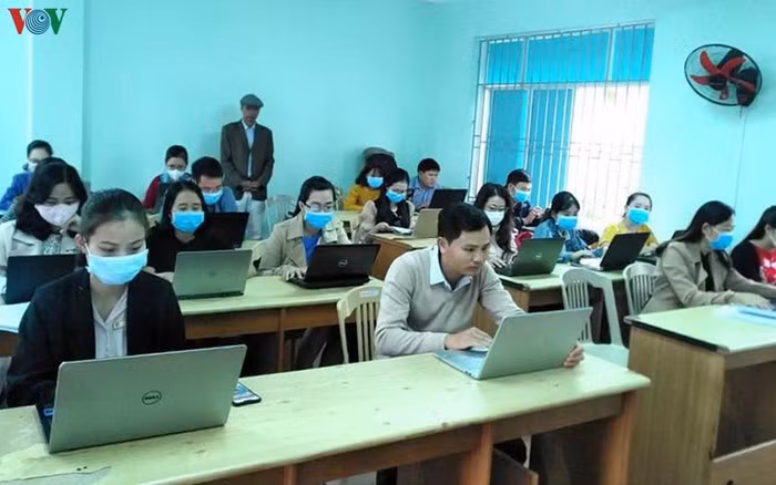 Việc triển khai dạy trực tuyến cũng có những chuyện cười ra nước mắt. (Ảnh minh hoạ: VOV) Việc triển khai dạy trực tuyến cũng có những chuyện cười ra nước mắt. (Ảnh minh hoạ: VOV)