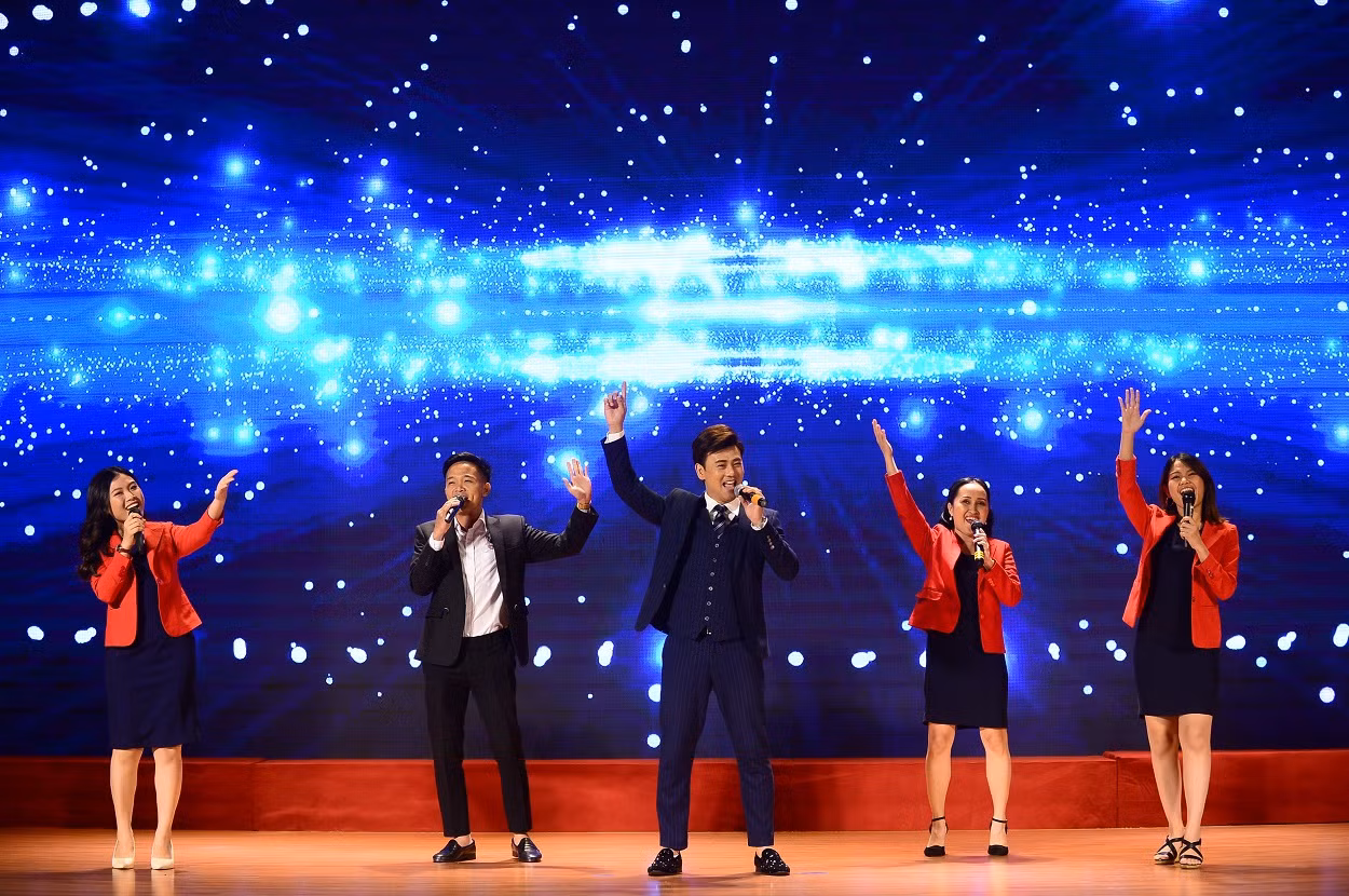 Ca khúc “Shine your light” được trình diễn bởi ca sĩ Ưng Đại Vệ cùng giáo viên và phụ huynh Hệ thống UKA Ca khúc “Shine your light” được trình diễn bởi ca sĩ Ưng Đại Vệ cùng giáo viên và phụ huynh Hệ thống UKA