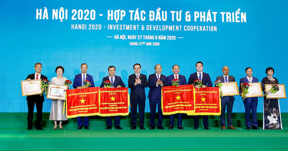Bà Nguyễn Thị Nga (thứ 2 từ bên trái) nhận Bằng khen của Thủ tướng Chính phủ Nguyễn Xuân Phúc tại Hội nghị “Hà Nội 2020 – Hợp tác đầu tư & Phát triển” Bà Nguyễn Thị Nga (thứ 2 từ bên trái) nhận Bằng khen của Thủ tướng Chính phủ Nguyễn Xuân Phúc tại Hội nghị “Hà Nội 2020 – Hợp tác đầu tư & Phát triển”